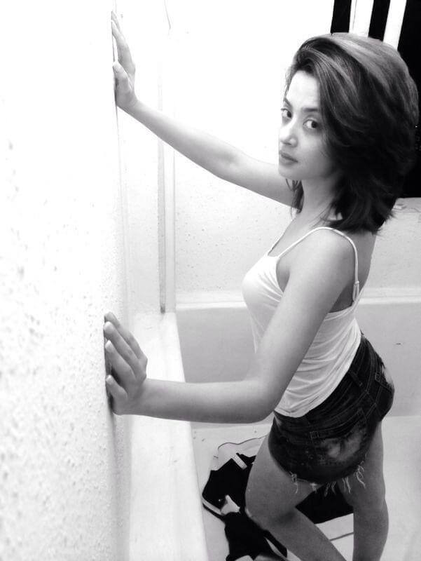 Surveen-Chawla-Hot-photo-14