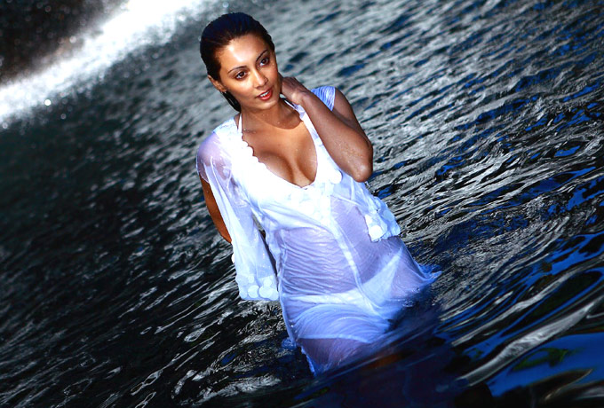 minissha-in-white-bikini-from-kidnap