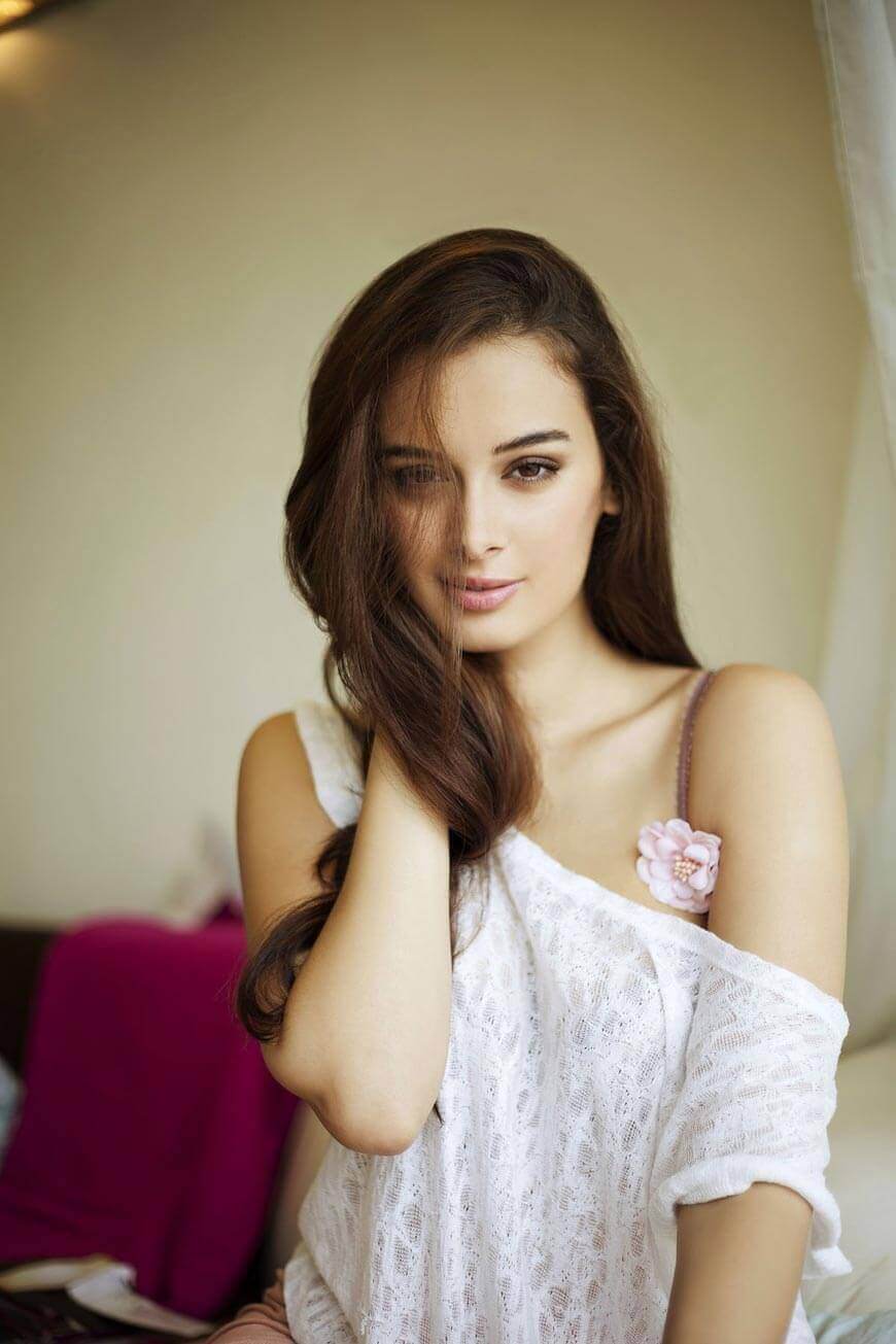gorgeous photos of evelyn sharma in  hd