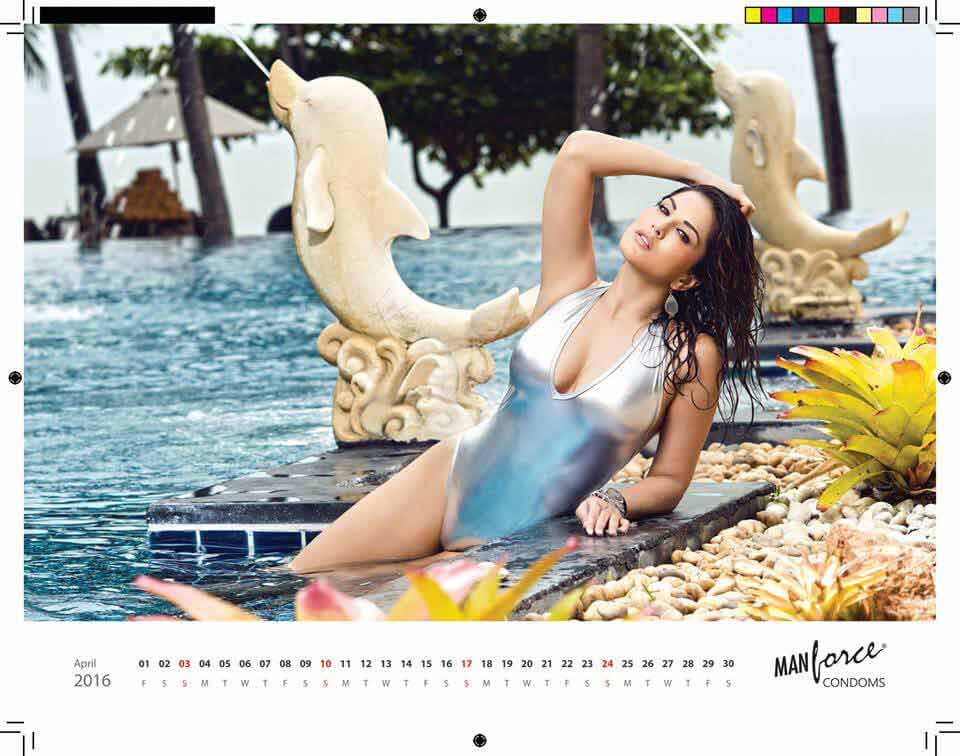 Sunny Leone Flashing her Assets In Bikini Body