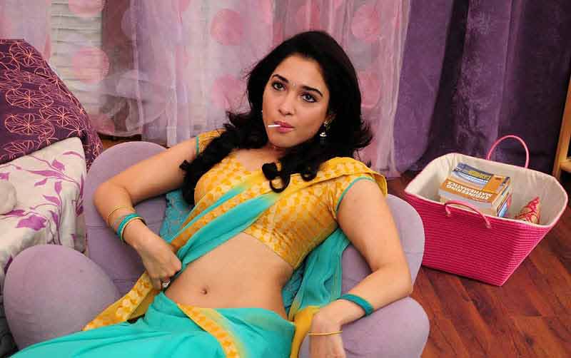hot tamannah bhatia trying to seduce showing her hot navel in saree