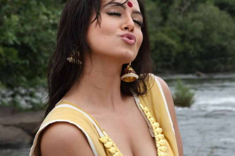 sana khan sexy lips pics