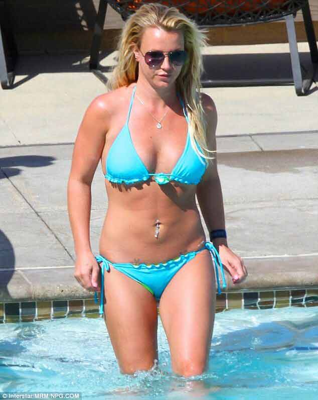 sexy-britney-spears-bikini-images-in-blue-water