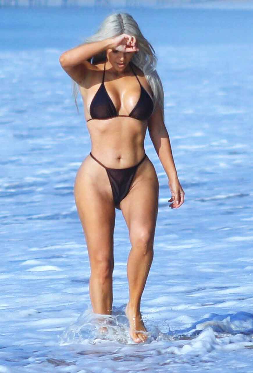Kim-Kardashian-Hot-Bikini-images-in-beach