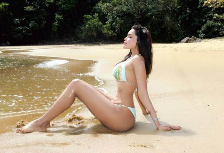 Gizele-Thakral-is-burning-Colombia-with-her-bikini-body