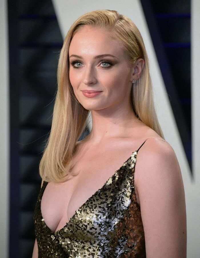 sophie turner boobs show in hot dress
