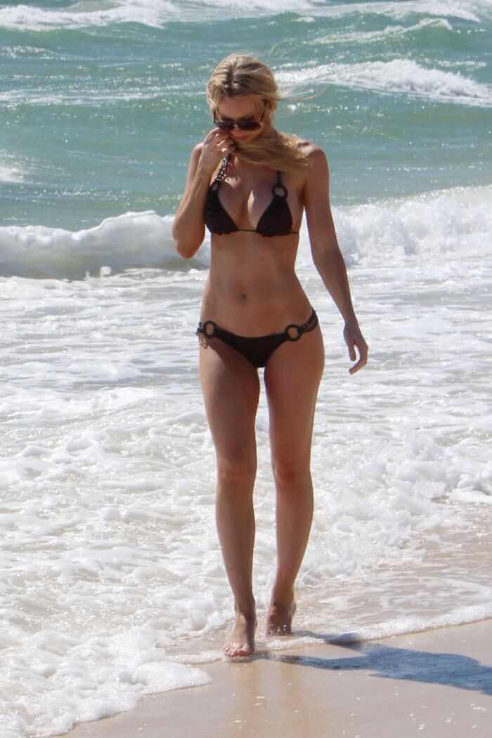 Sophie-Turner-Bikini-photos-shows-off-deep-cleavage