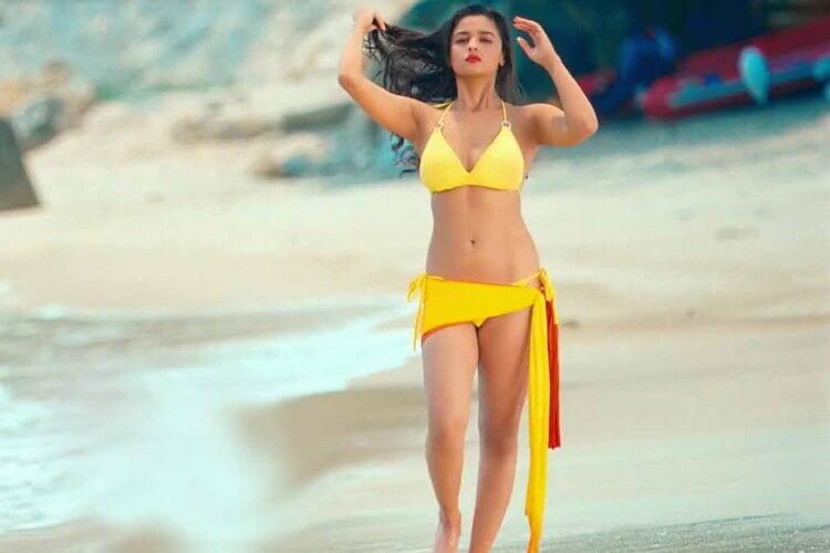 alia-bhatt-bikini-images-showing-her-curvy-body-damn-hot