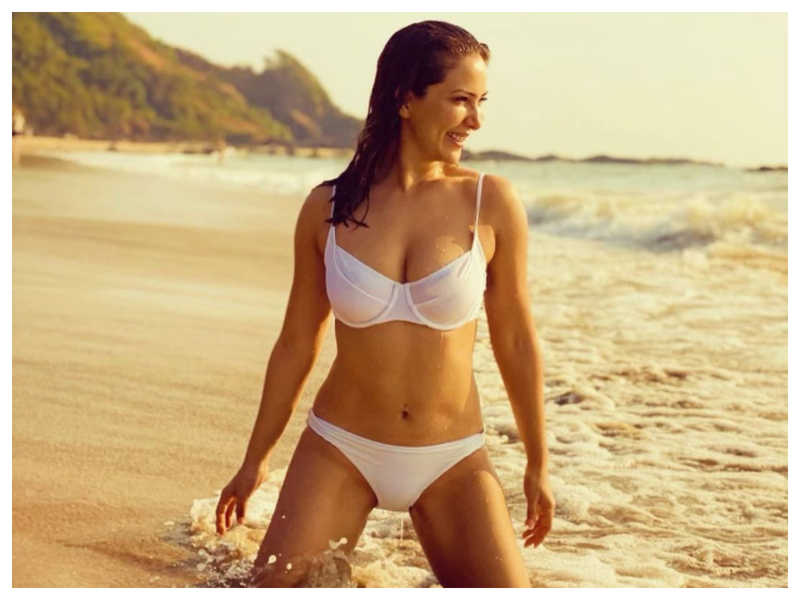 kim sharma hot bikini photos her sexy breast and cunt is wet