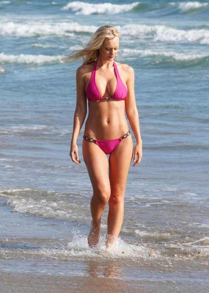 united states actress sophie turner bikini pics flashing her toned body in bikini at beach