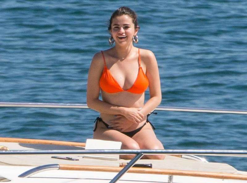 Selena-Gomez-orange-black-Bikini-sexy-images
