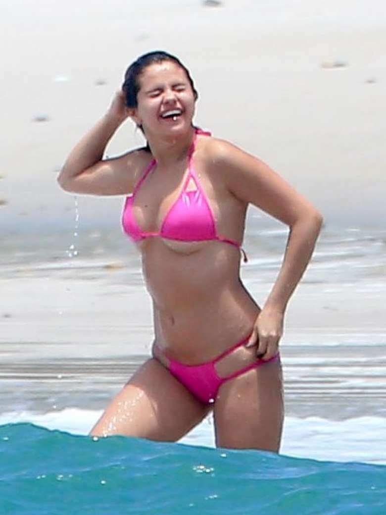 Selena-Gomez-Pink-Bikini-Candids-in-Mexic