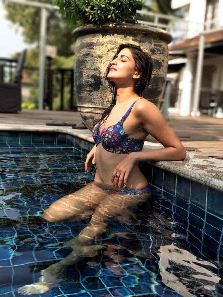 actress-aahana-kumra-hot-photos-in-swimming-pool
