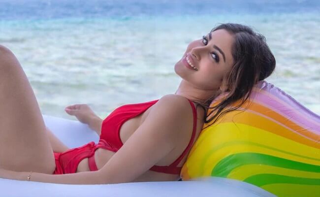 closeup-pictures-of-mouni-roy-in-bikini-swimsuit-with-a-big-smile