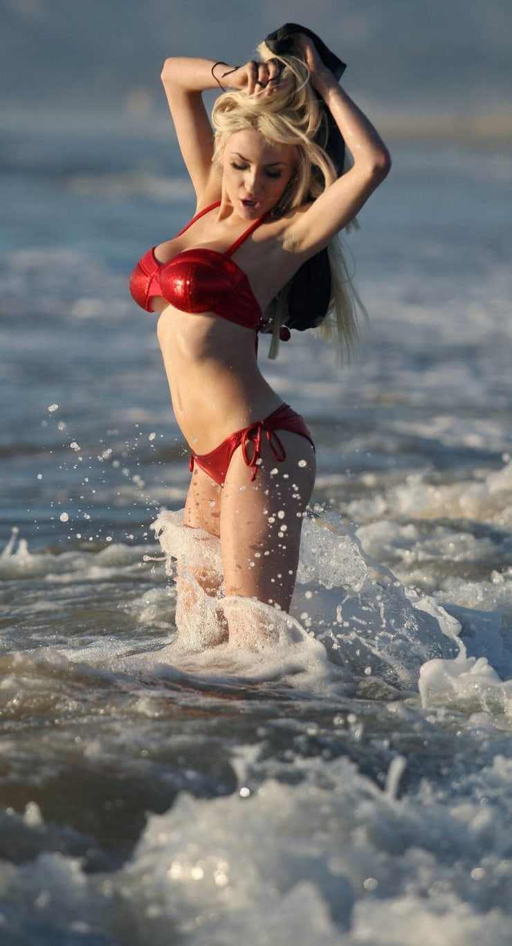 courtney-stodden-fluants-her-bikini-body-in-water