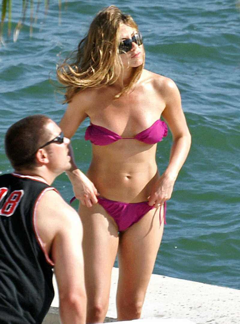 hot-jennifer-aniston-show-off-her-body-in-bikini-at-beach