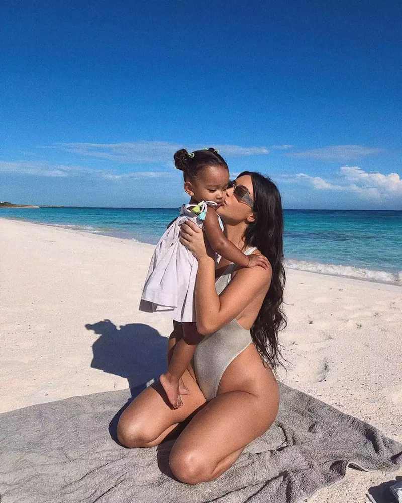 khloe-kardashian-bikini-pictures-playing-with-her-kid