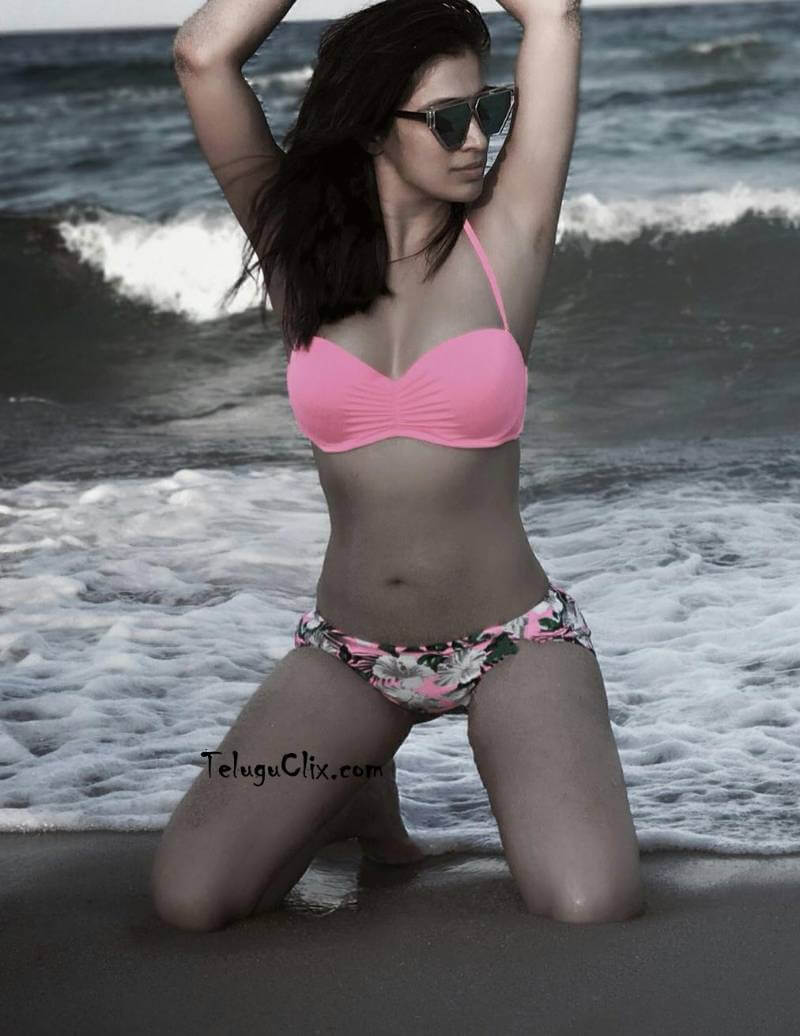raai-laxmi-shows-her-bikini-body-at-beach