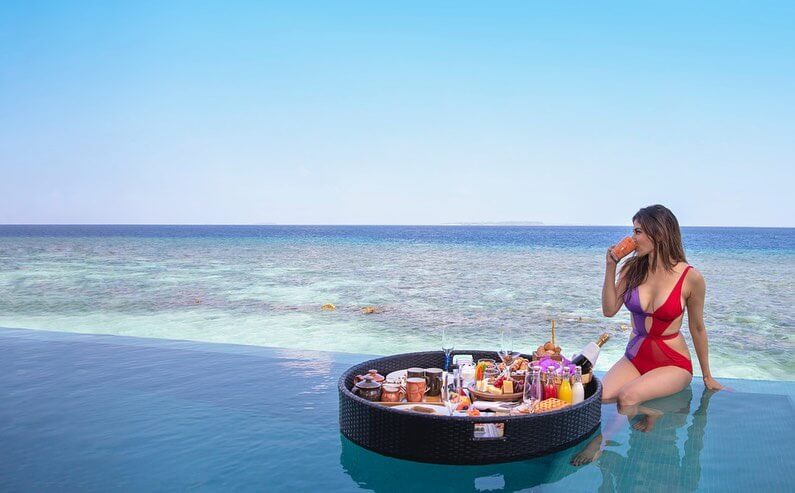 relaxing-bikini-photos-of-mouni-roy-in-maldivevs