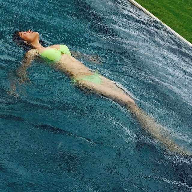 salma-hayek-bikini-pictures-while-swimming