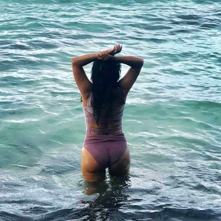 salma-hayek-curvy-booty-images-at-beach