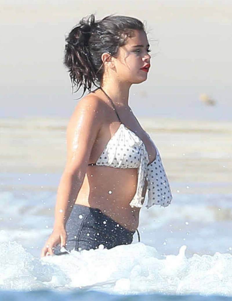 selena-gomez-in-bikini-top-and-tight-shorts-at-a-beach-in-mexico-city-hd-wallpapers