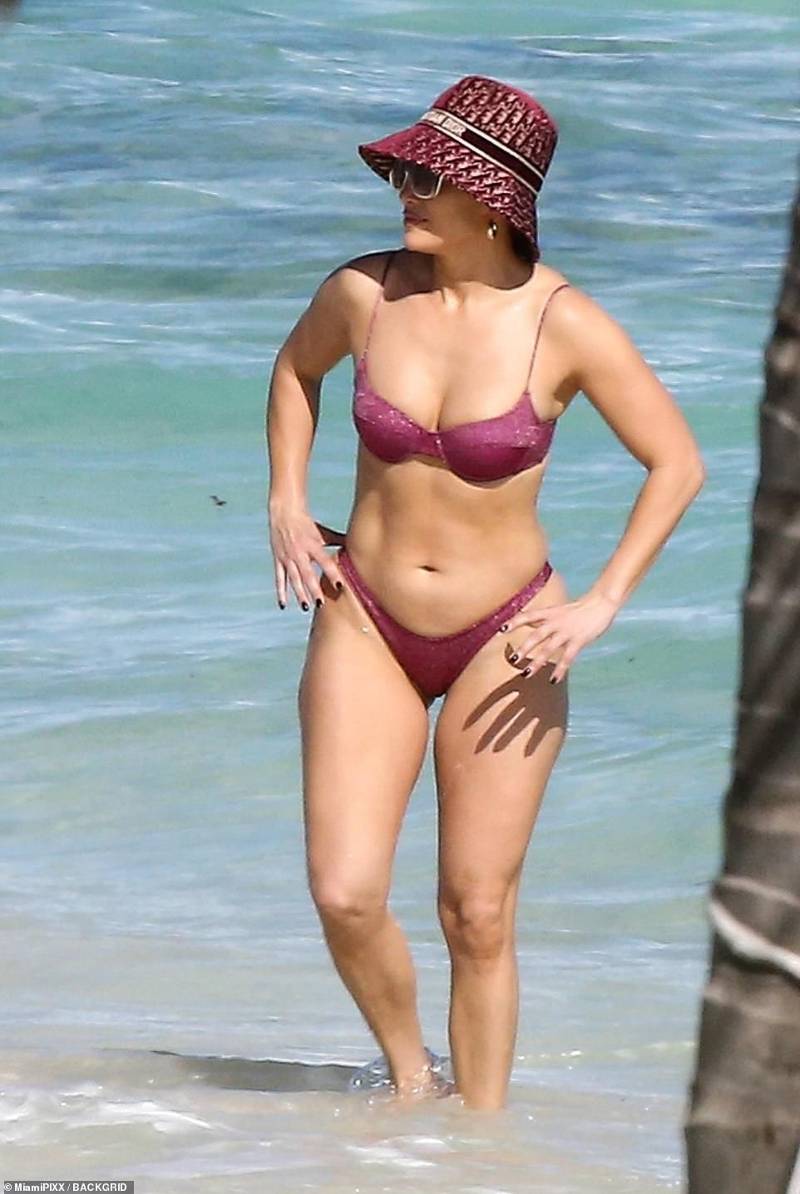 usa-jlo-bikini-photos-on-beach-shows-off-her-fit-hot-body