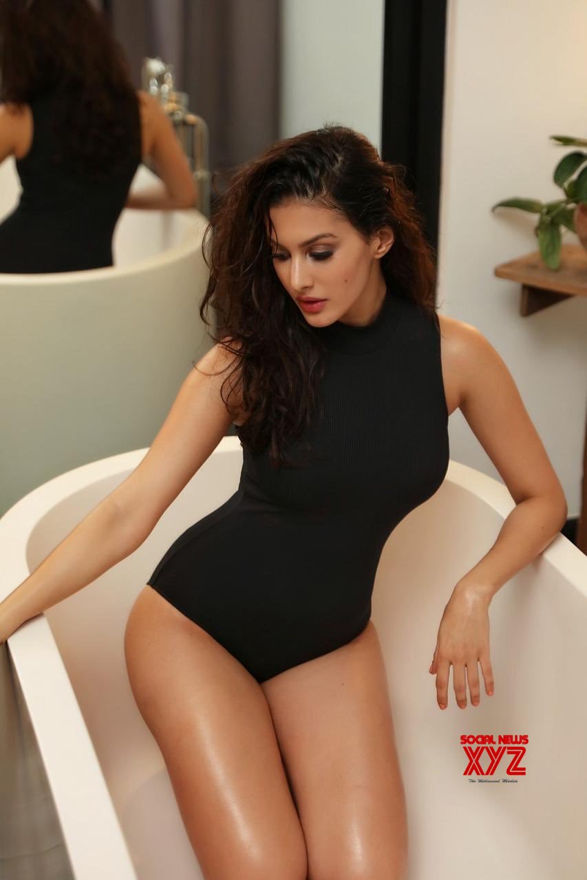 Actress-Amyra-Dastur-looks-too-hot-to-handle-in-this-new-Still