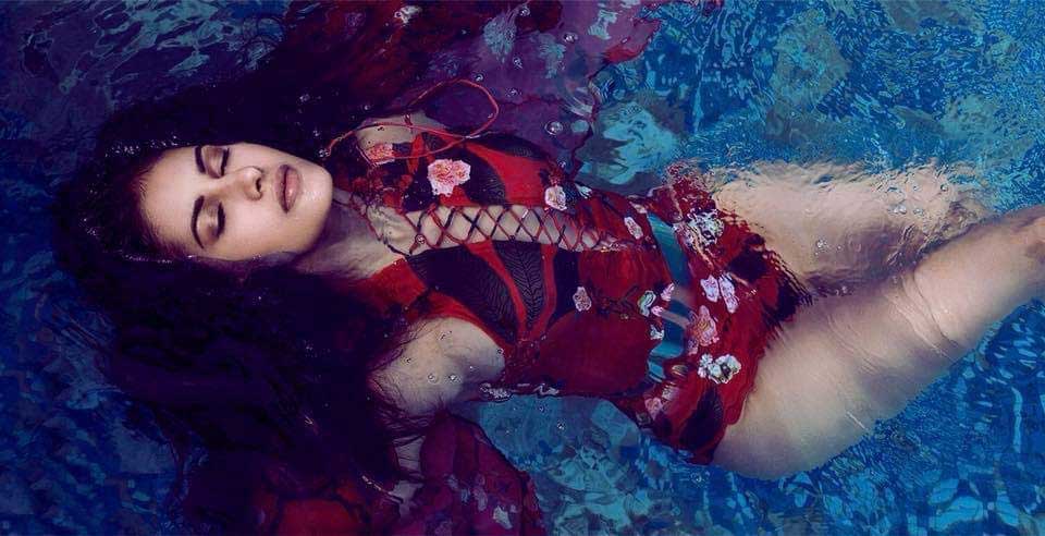Amyra-Dastur-bikini-photoshoot-while-swimming