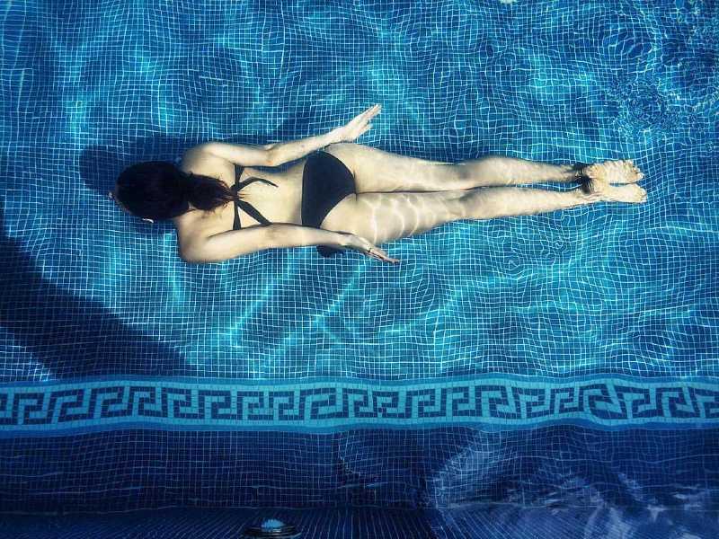 Amyra-Dastur-in-bikini-swimming-in-pool