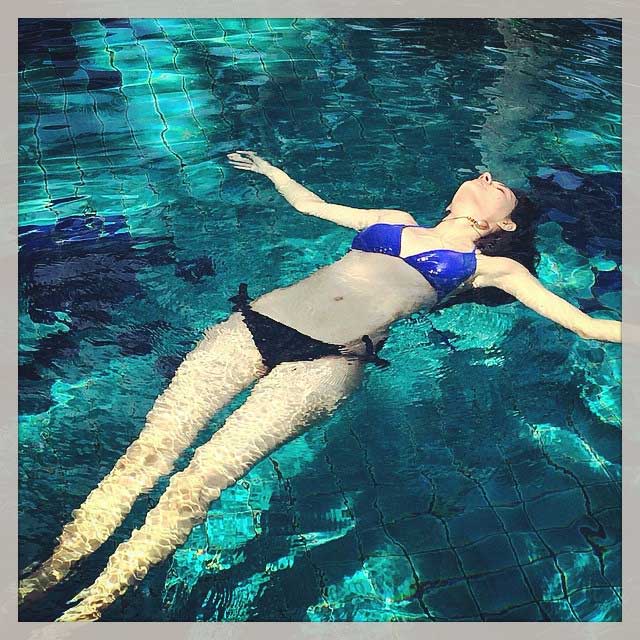 Amyra-Dastur-in-bikini-swimming-under-water
