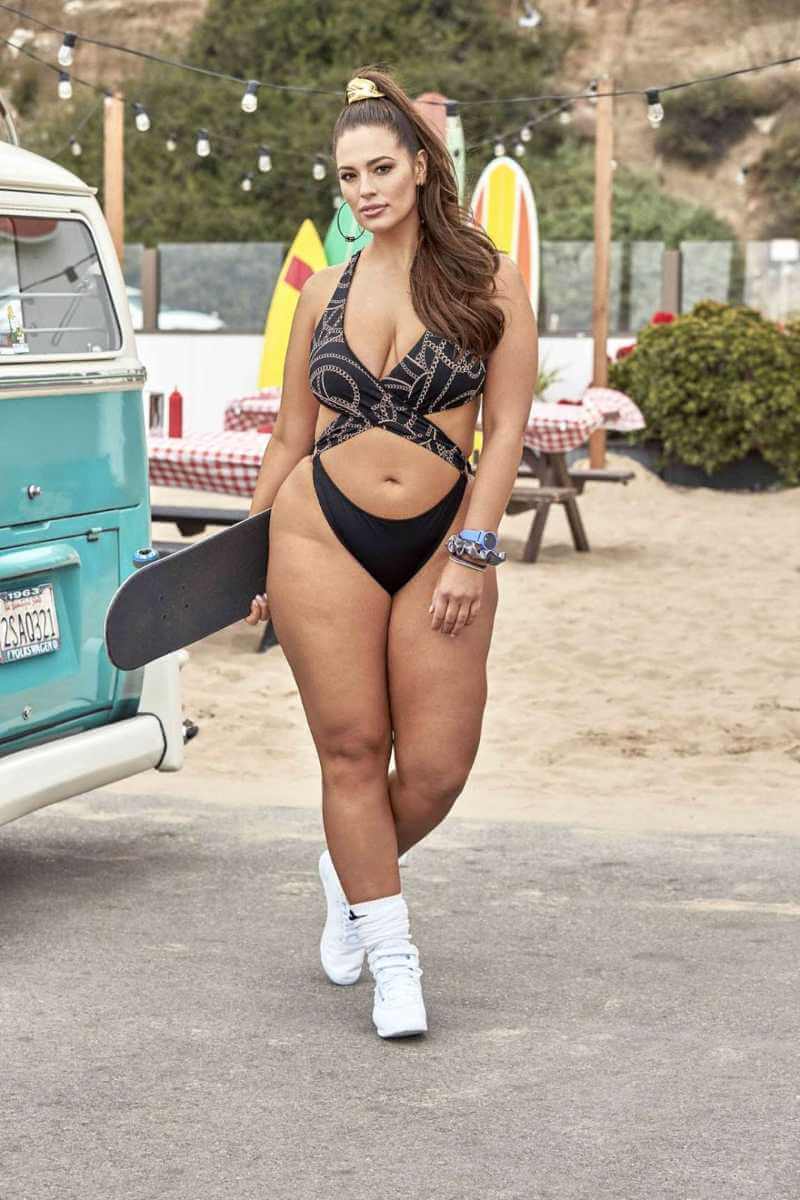 Ashley-Graham-Shows-her-bikini-body-while-doing-a-beach-photoshoot