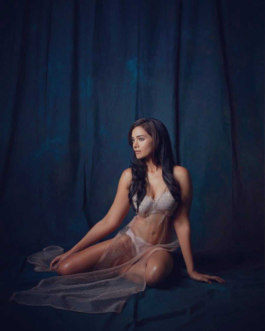 Megha-Gupta-Hot-Sexy-bikini-pictures-hd