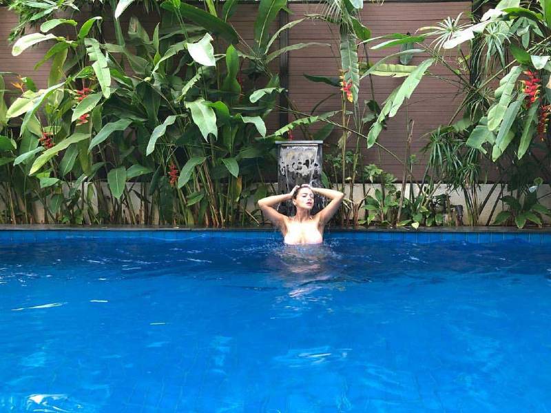 Megha-Gupta-Hot-bikini-photos-in-swimming-pool