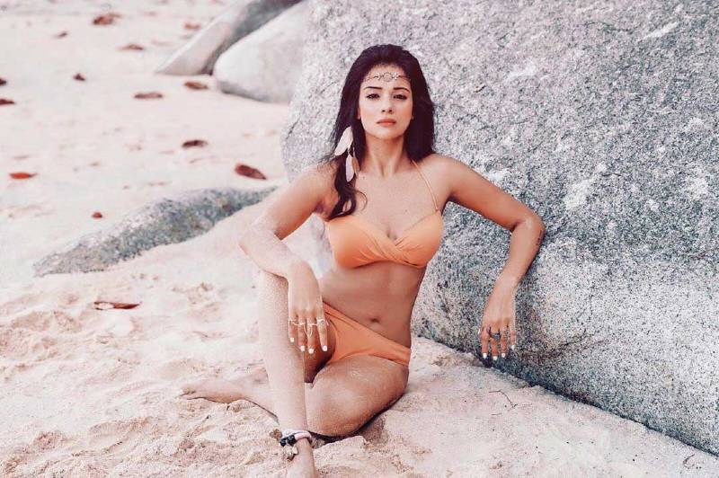 Megha-Gupta-flaunts-her-hot-body-in-bikini