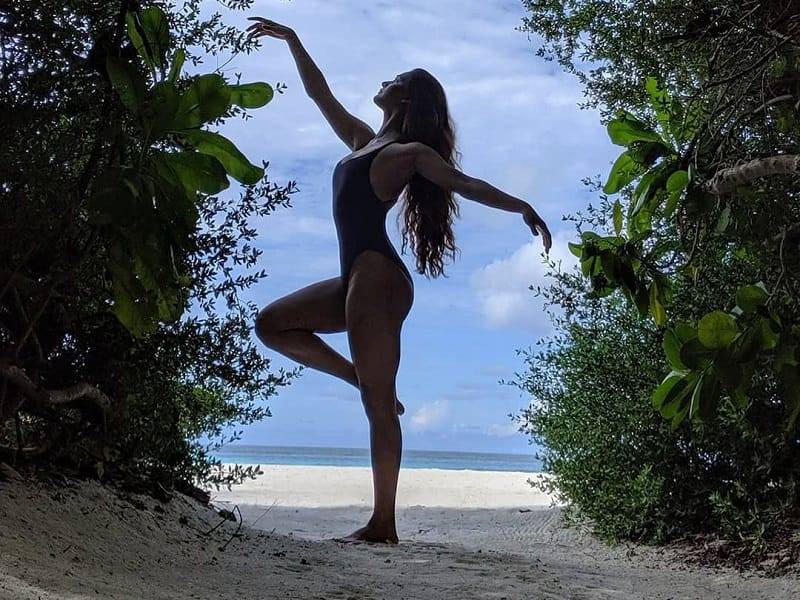 Mukti-Mohan-in-bikini-showing-dance-moves