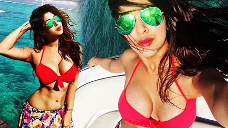 actress-sonarika-bhadoria-bikini-photoshoot-showing-her-hot-boobs