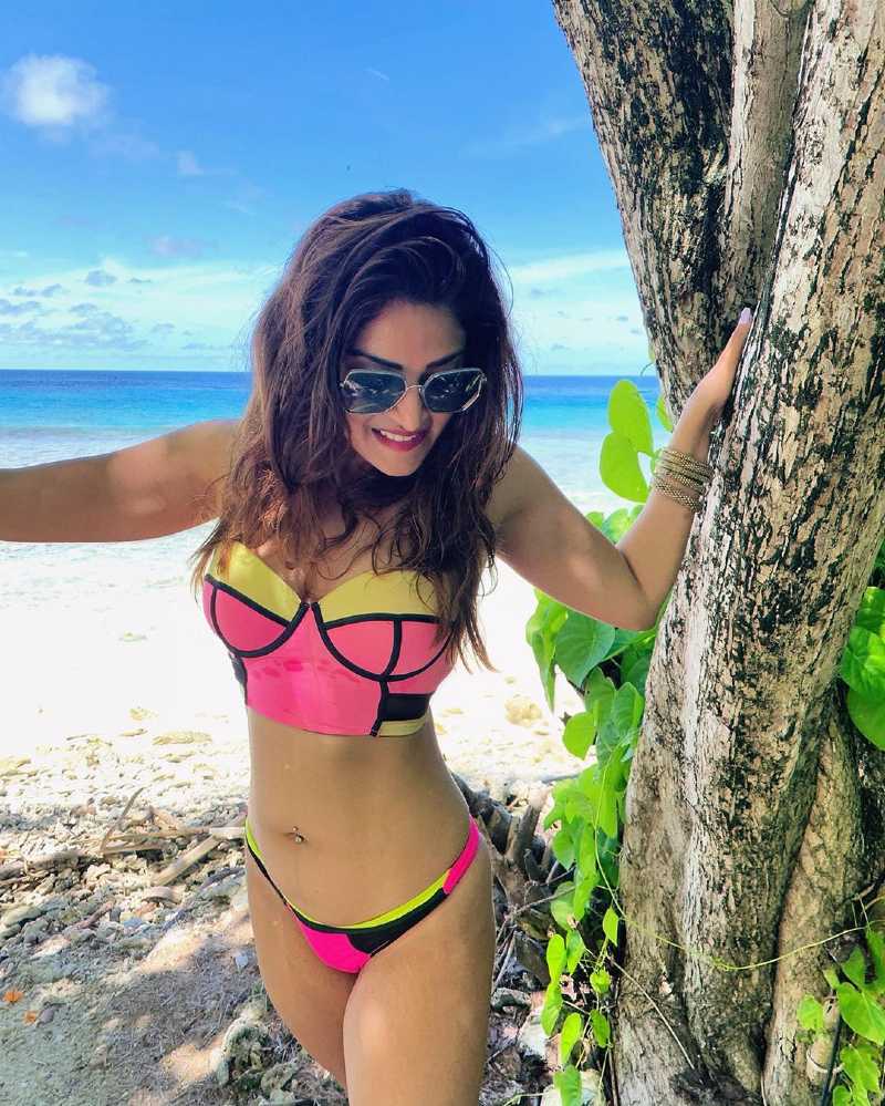 anushka-ranjan-bikini-pictures-flaunting-her-hot-body-on-beach