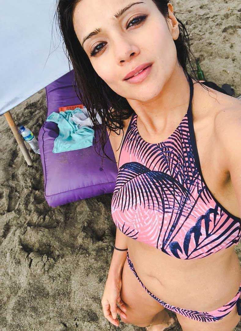 beautiful-tv-actress-Megha-Gupta-bikini-selfie-on-beach