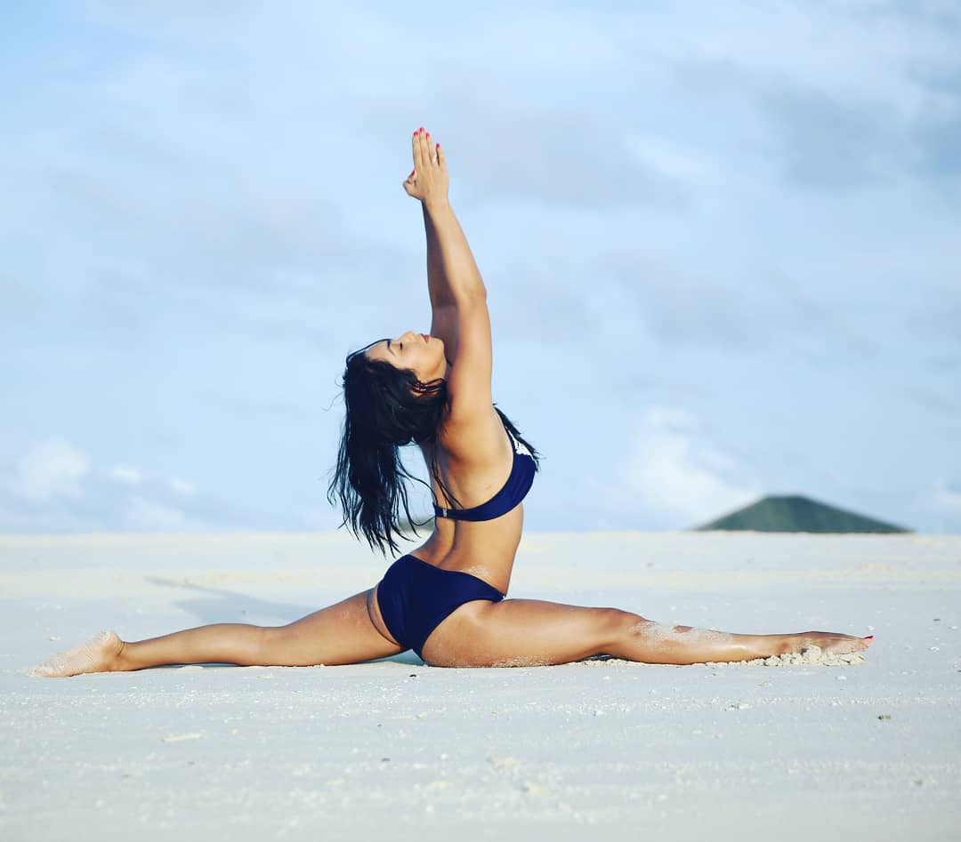 full-split-yoga-pose-of-abigail-pande-in-bikini-on-beach