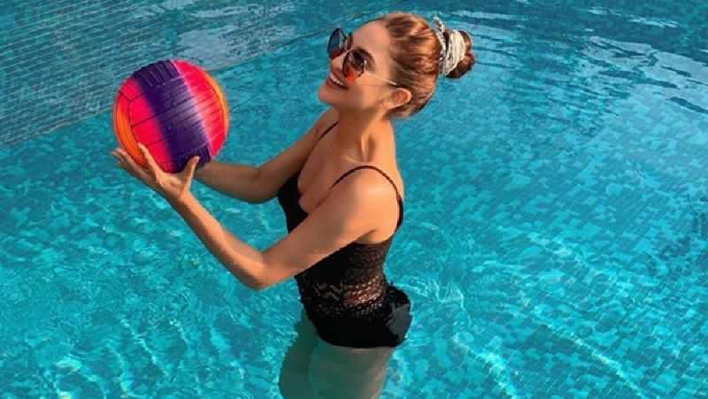 hot-krystle-dsouza-bikini-pictures-playing-with-ball-in-pool