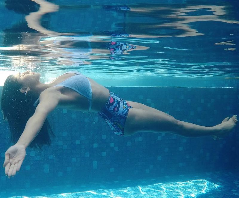 krystle-dsouza-in-bikini-swimming-underwater