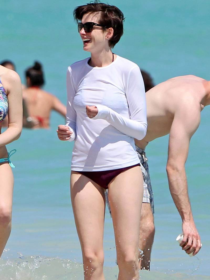 hot-actress-anne-hathaway-bikini-pictures-on-beach-having-fun