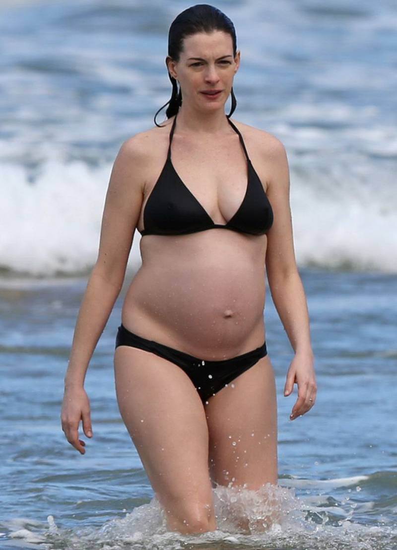 pregnant-anne-hathaway-in-bikini-at-a-beach-in-hawaii