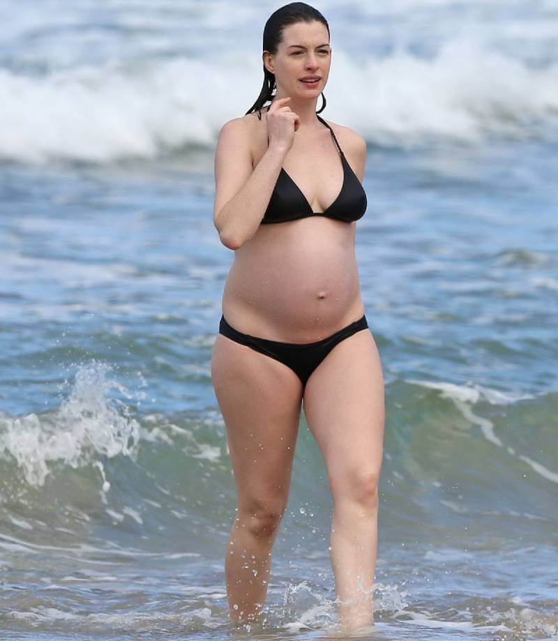 pregnant-anne-hathaway-looks-gorgeous-in-bikini