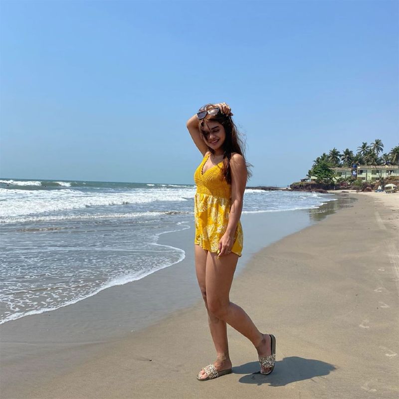sreejita-de-hot-figure-in-short-dress-on-beach