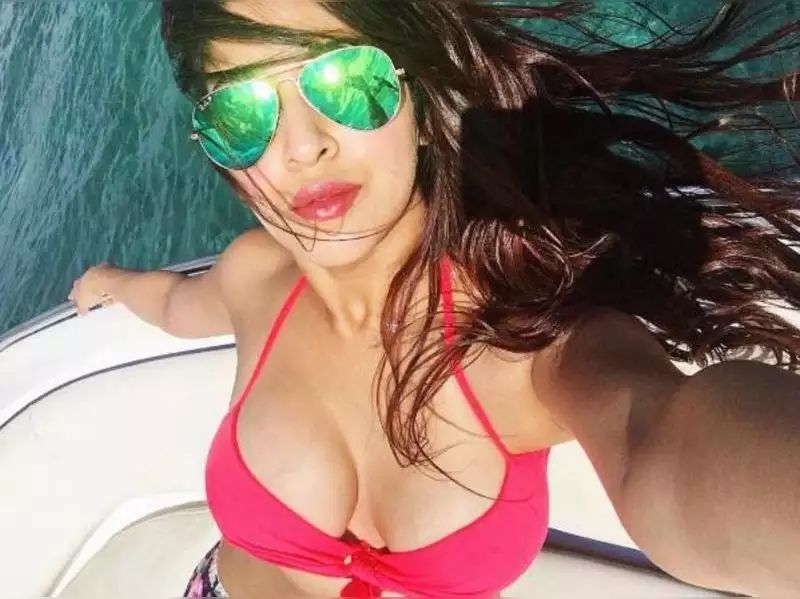 tv-actress-sonarika-bhadoria-bikini-stills-shows-off-her-deep-cleavage-boobs