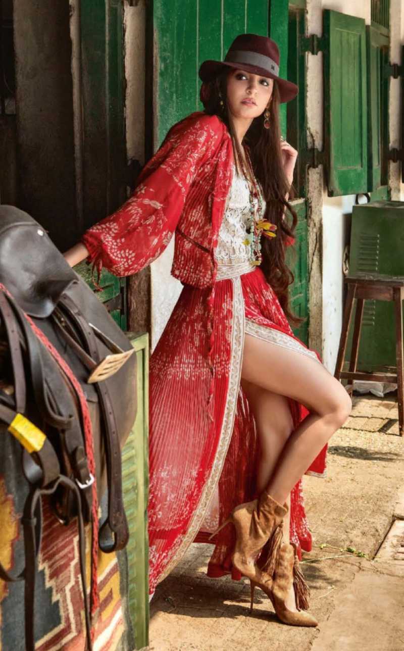 anushka-sharma-bikini-pose-in-cowgirl-style
