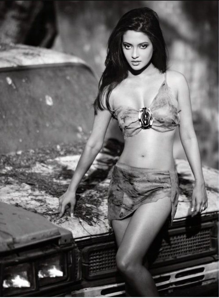 hot-bollywood-actress-riya-sen-bikini-pictures
