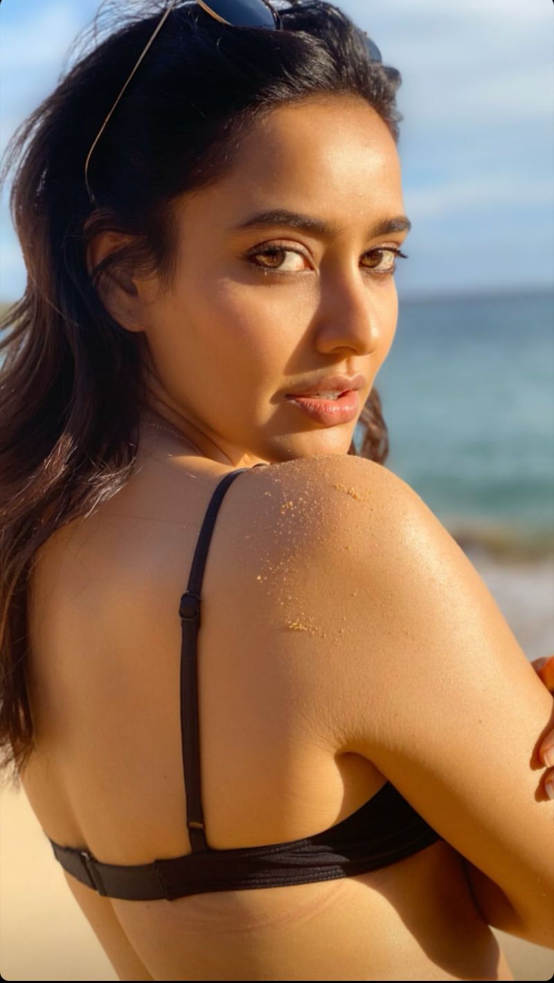 neha-sharma-bikini-pictures-showing-her-sexy-back